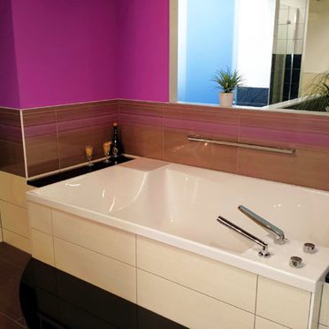 Modernes Bad mit pinker Wand