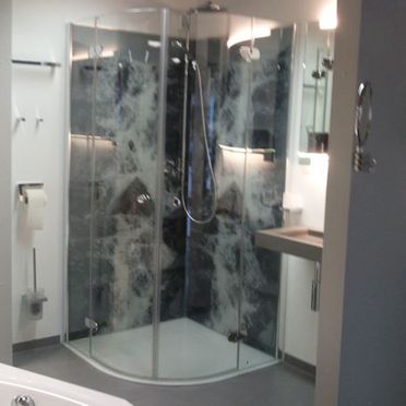 Duschkabine mit marmorierter Wandverkleidung