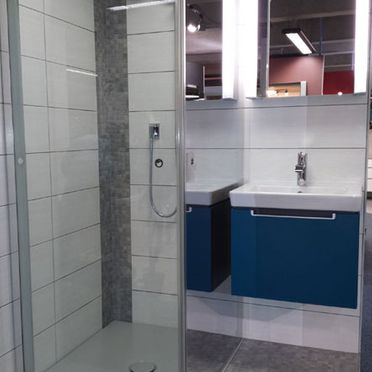 Bad mit blauem Badschrank