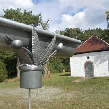 Blechregenrinne mit Metallverzierung