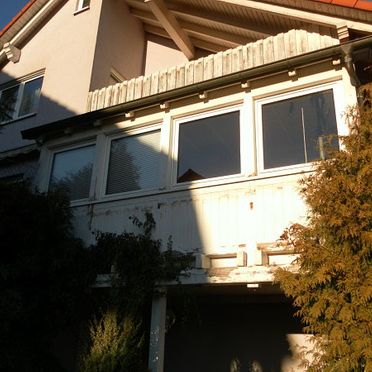 Haus vor neuer Blechverkleidung Balkon