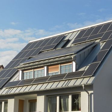 Blechdach mit Solaranlage